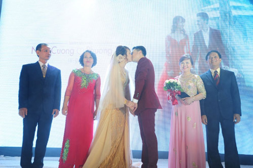 Nam Cường khóa môi bà xã say đắm trong tiệc cưới tại Hà Nội