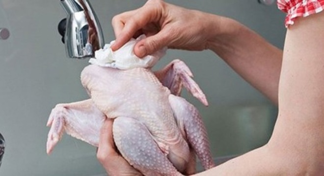 Rửa thịt gà trước khi nấu sẽ gây chết người?