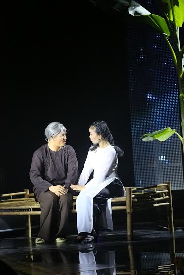 Biên đạo múa Ngọc Xuân và MC Phan Phúc Thắng trên sân khấu