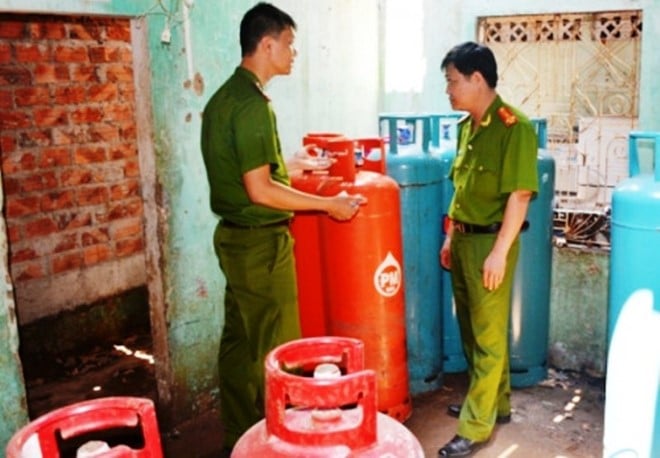 Tàng trữ hàng trăm bình gas trái phép trong nhà dân