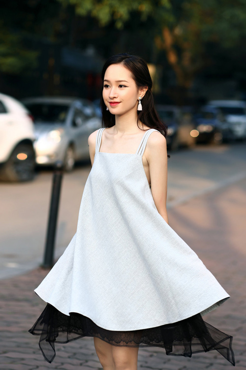 Váy hai dây mặc ngoài theo phong cách Hàn Quốc