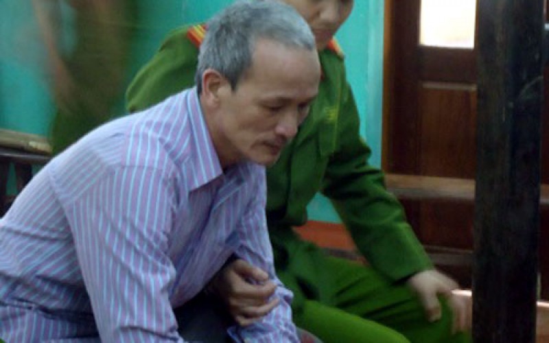 Kẻ cắt gân chân, tay của vợ giữa đường lãnh án 5 năm tù
