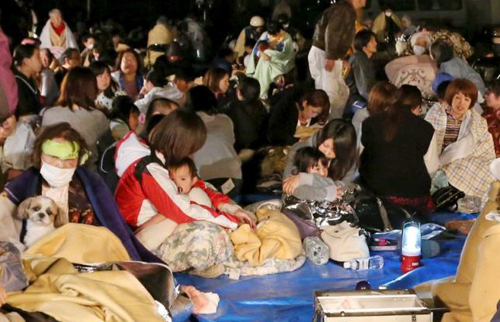 Người dân sơ tán đến văn phòng thị trấn Mashiki trong đêm sau động đất. Ảnh: Kyodo