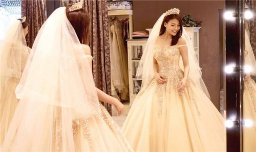 Choáng trước váy cưới trăm triệu kiêu sa của Thúy Diễm