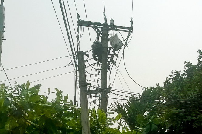Một công nhân bị điện giật dính trên cột