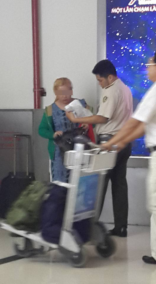 Mẹ dửng dưng để con gái bị đánh, kéo lê tại sân bay Tân Sơn Nhất 