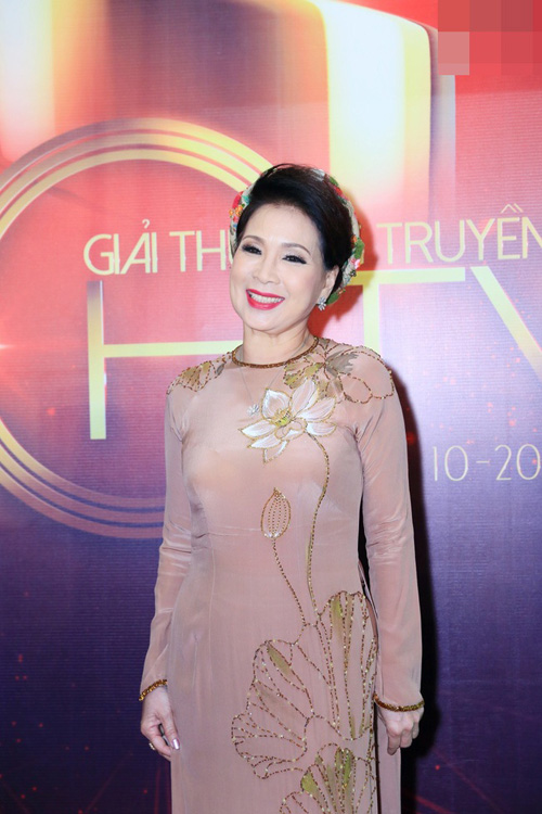 Phạm Hương, Diễm My 9x lộng lẫy khoe sắc trên thảm đỏ HTV Award