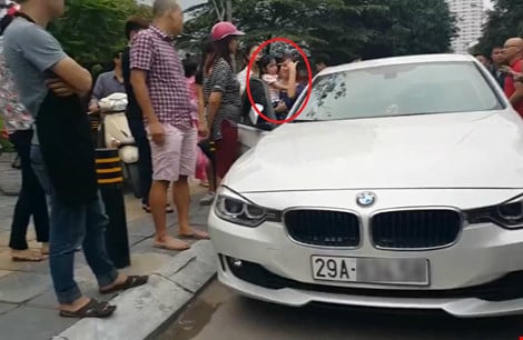 Ông bố Hà Nội đập vỡ kính xe BMW cứu con gái bị mắc kẹt