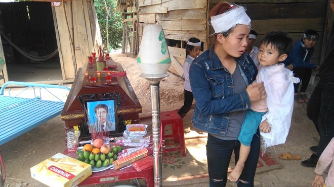 Vụ nổ mìn tự sát ở Đắk Lắk: Đau lòng 2 con thơ dại tiễn cha đi