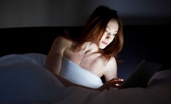 nguy hại khi dùng điện thoại trước lúc ngủ