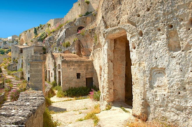 Kỳ lạ thị trấn sống ở hang đá 9.000 năm tuổi, không điện nước