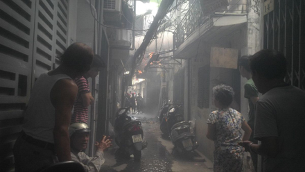Cháy lớn khiến cả khu phố Thái Hà náo loạn
