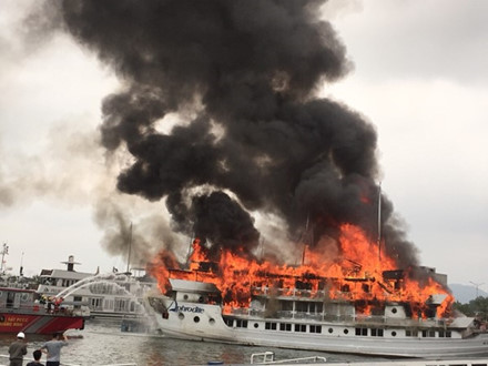 Hàng loạt vụ cháy tàu xảy ra ở Hạ Long, nghi ngờ chất lượng tàu