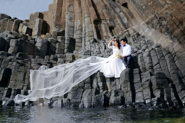 Để có những bức ảnh chụp cưới đẹp nhất, Phú Yên chính là điểm đến hoàn hảo cho bạn. Với cảnh quan thiên nhiên tuyệt đẹp, đội ngũ nhiếp ảnh gia tận tâm và kỹ năng chụp ảnh tuyệt vời, các cặp đôi sẽ để lại những kỉ niệm đáng nhớ về ngày cưới của mình.
