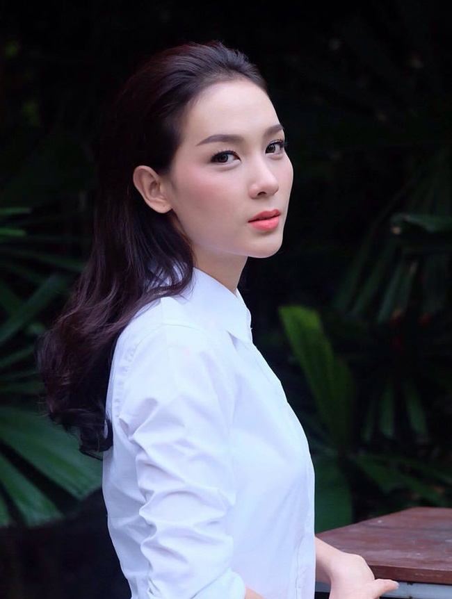 Ghen tị với nhan sắc hút hồn của Tân Hoa hậu chuyển giới Thái Lan