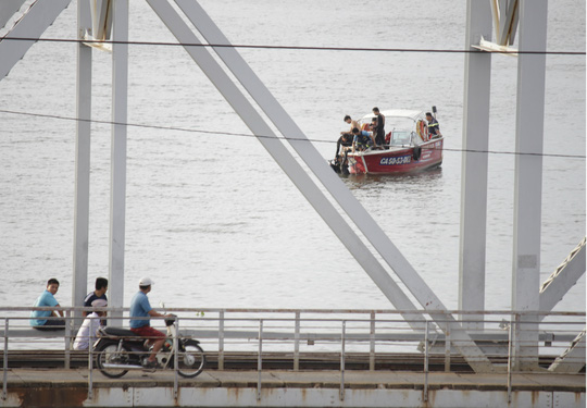 Thiếu nữ nhảy sông Sài Gòn tự tử