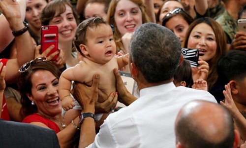 Thổng thống Obama có tài dỗ trẻ con