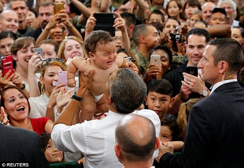 Thổng thống Obama có tài dỗ trẻ con.