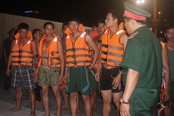 Tin mới nhất vụ lật tàu du lịch trên sông hàn, 40 khách mất tích