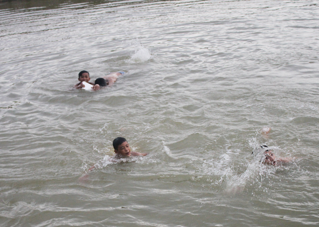 Dùng chậu để tập bơi qua sông, học sinh lớp 4 chết thảm