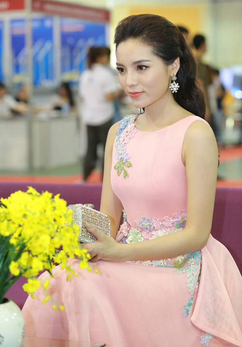 Hoa hậu Kỳ Duyên quyến rũ với đầm hồng thướt tha bên xế hộp 10 tỷ