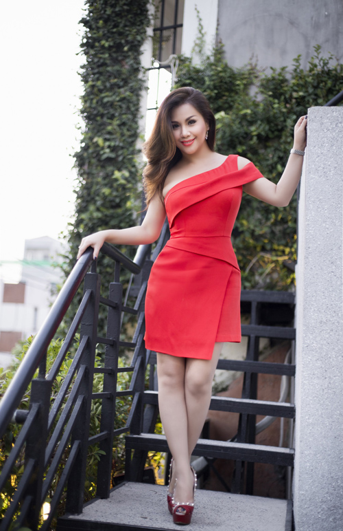 Style sao Việt 15/6: Angela Phương Trinh hở bạo, Diễm My gợi cảm