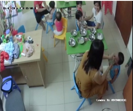 3 bé tuổi ở Hà Nội bị cô giáo véo, tát bôm bốp vào mặt khi ăn