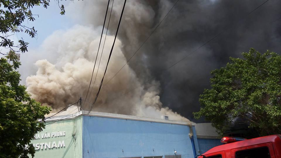 Nóng: Cháy kho hàng lớn ở Trường Chinh, Hà Nội