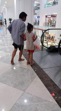 Bố đi chân đất cùng con gái vào trung tâm thương mại mua mì tôm 
