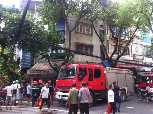 Thắp nến bất cẩn, cháy nhà 2 tầng khiến nhiều người hoảng loạn