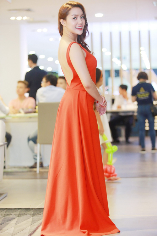 Style sao 27/6: Diệu Ngọc trẻ trung cuốn hút, Kim Tuyến sexy
