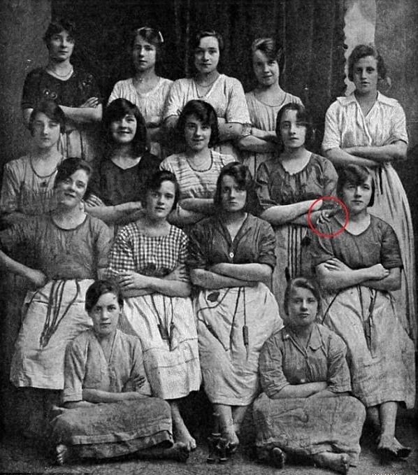 Bí ẩn “bàn tay ma” xuất hiện trong bức ảnh 100 năm tuổi