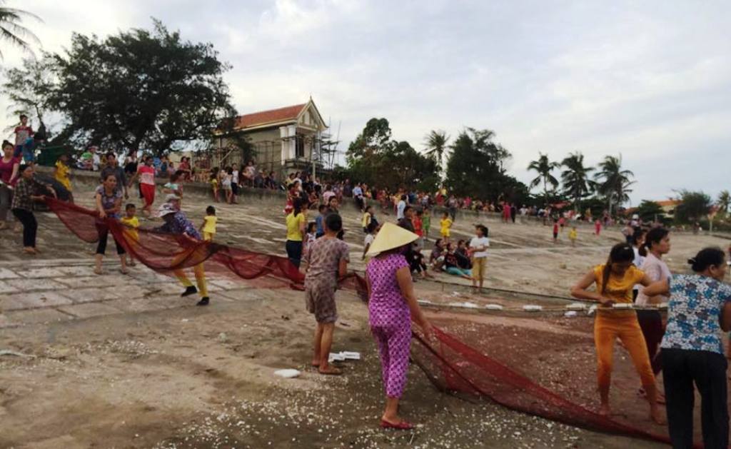 Cả làng dùng lưới tìm nữ sinh lớp 8 chết đuối dưới biển