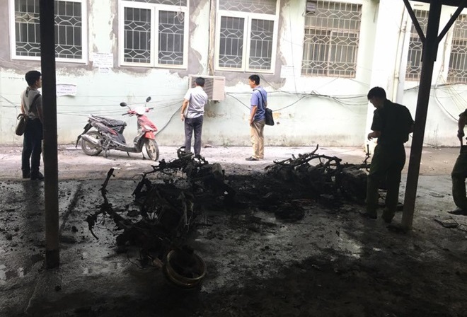 Ngọn lửa lớn bốc lên tiếng nổ tại trường ĐH Quốc gia Hà Nội