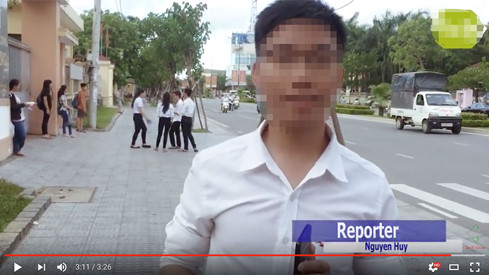 Đoạn clip được tung lên mạng xã hội facebook và youtube được thực hiện bởi một nhóm học sinh tại Huế khiến cư dân mạng phẫn nộ.
