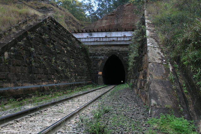 Rùng rợn những đường hầm nổi tiếng “bị ma ám” trên thế giới