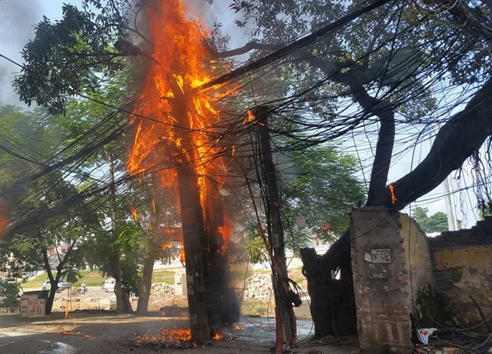 Toàn cảnh vụ cháy cột điện ở Hà Nội khiến người dân hốt hoảng 