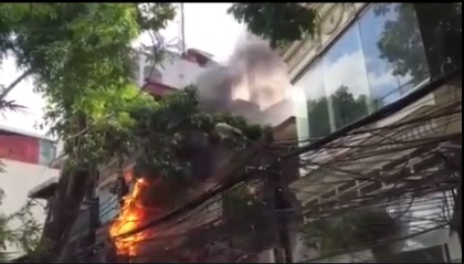 Toàn cảnh vụ cháy cột điện ở Hà Nội khiến người dân hốt hoảng 
