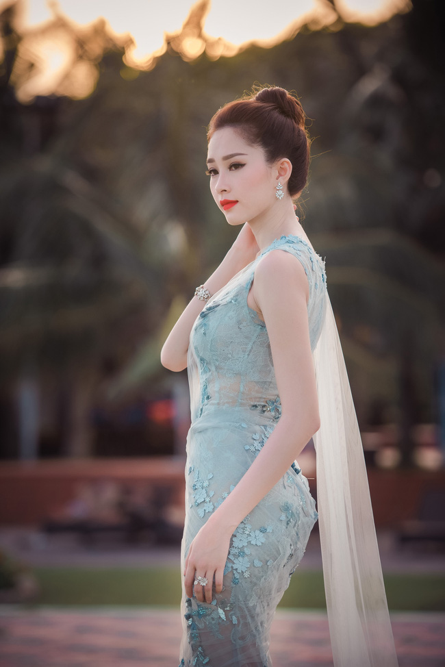 Hoa hậu Đặng Thu Thảo mong manh đẹp tựa nữ thần 