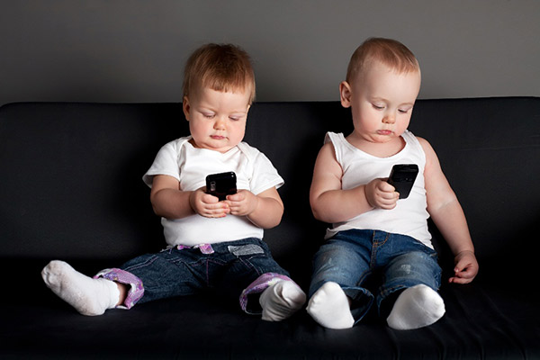 Cách dùng smartphone, TV không hại mắt cho trẻ nhỏ