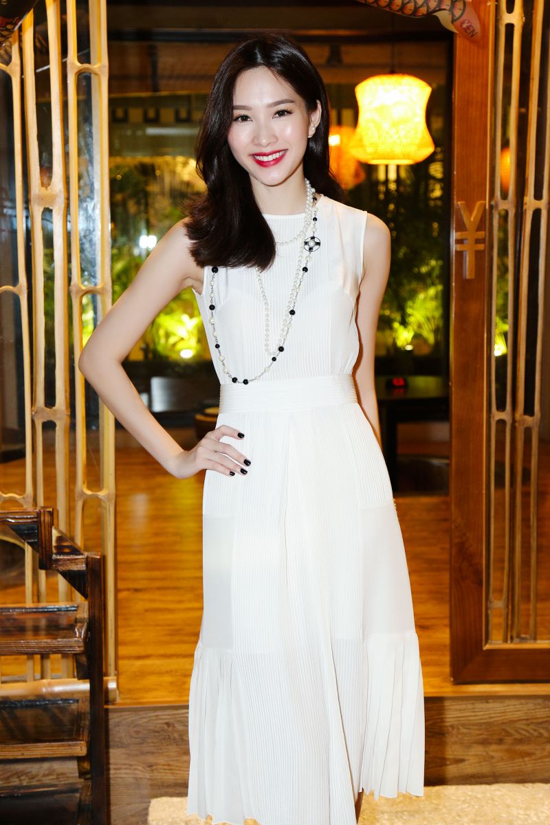 Hoa hậu Đặng Thu Thảo tái xuất sau khi sinh con diện váy đỏ rực rỡ như nữ  thần