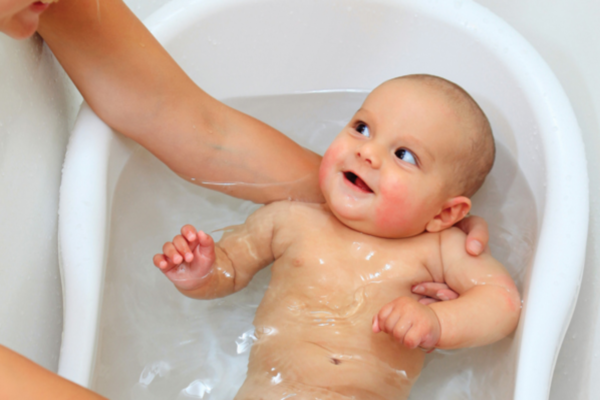 tắm nước dừa cho trẻ sơ sinh giúp da bé trắng sáng