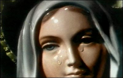 Bức tượng Đức mẹ đồng trinh bỗng nhiên khóc ra máu 