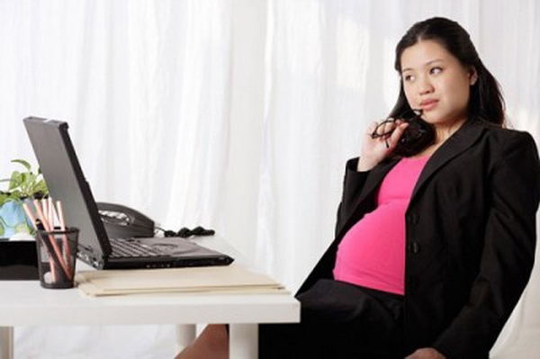 Dùng máy tính nhiều giờ làm tăng nguy cơ sảy thai, sinh non (Ảnh minh họa)