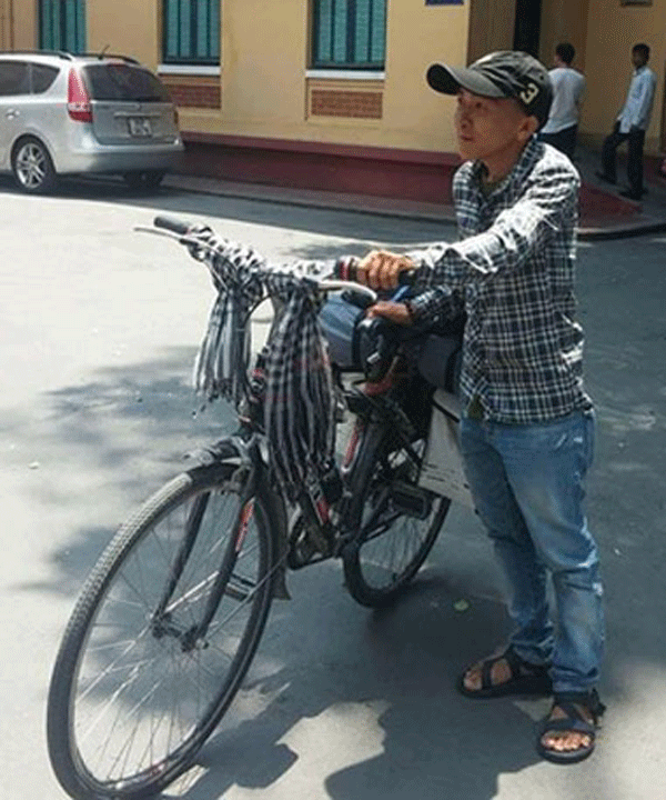   Chàng trai “gàn” bên chiếc xe đạp  