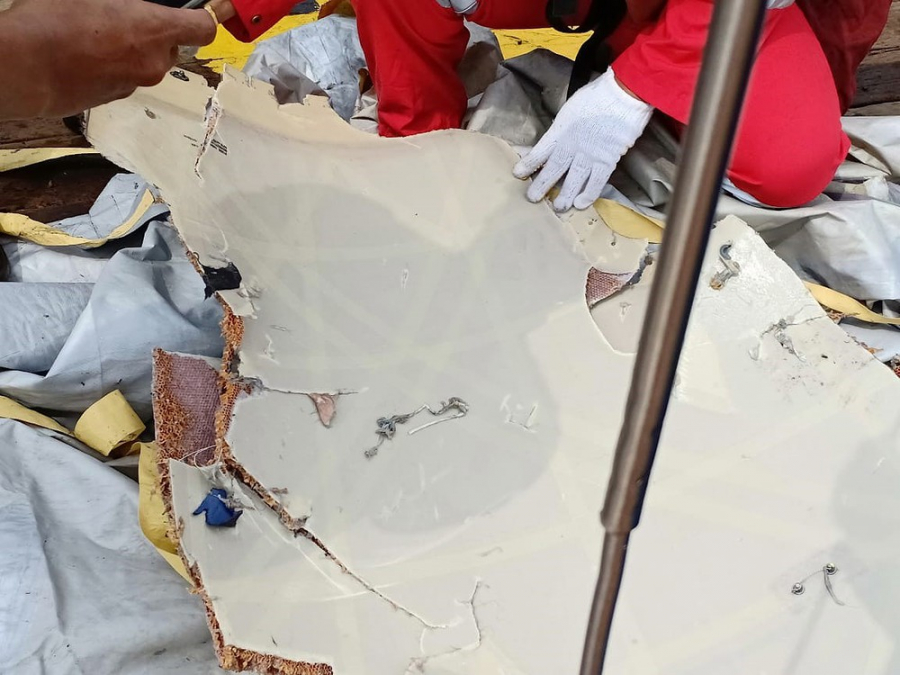 Mảnh vỡ của máy bay được phát hiện trên mặt biển.