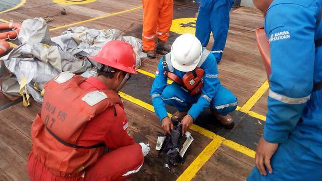 Mảnh vỡ từ máy bay của Lion Air được tìm thấy trên biển (Ảnh: National Disaster Mitigation Agency)