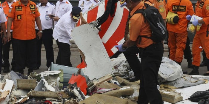 Những mảnh vỡ của máy bay Lion Air được tìm thấy. (Ảnh: AP)