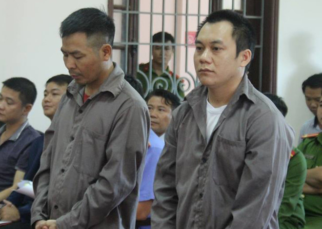 Ngô Văn Sơn (trái) và Lê Ngọc Hoàng tại phiên tòa ngày 2/11. Ảnh: N.A.