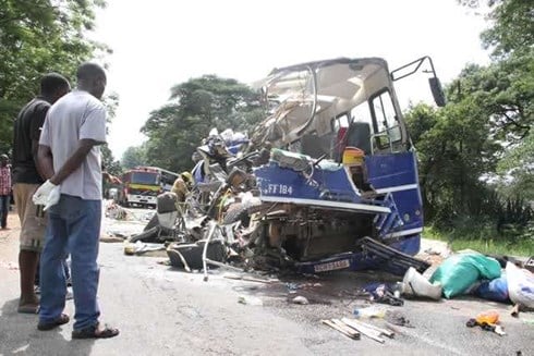 Hiện trường một vụ tai nạn xe buýt tại Zimbabwe. (Nguồn: contribute.pindula.co.zw).